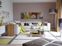 Mittelgroßes, abgetrenntes modernes wohnzimmer ohne kamin mit blauer wandfarbe, hellem holzboden und braunem boden in hertfordshire. Wunderbare Wandgestaltung Im Wohnzimmer
