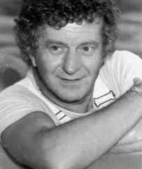 Αλέκος Τζανετάκος «Κοιμόμασταν στρωματσάδα στην αυλή και από πάνω ένα  τεράστιο γιασεμί μοσχοβολούσε καθώς μας έπαιρνε ο ύπνος. Τι ομορφιά, Θεέ  μου, σ'αυτή τη γειτονιά!» «Εμεινε η μάνα μου χήρα στα είκοσι