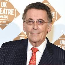 Indiferent de credinţa religioasă a spectatorilor, nu se poate să nu se remarce jocul foarte bun al actorilor (pe lângă interpreţii rolurilor principale îi menţionez în mod deosebit pe donald. Iti Mai Aduci Aminte De Robert Powell Actorul Care L A Jucat Pe Iisus Din Nazaret Uite Cum Arata La 75 De Ani