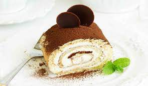 E' un modo diverso di servire il classico tiramisù, è gradito da tutti ed è perfetto da servire come dessert dopo il pranzo o la cena, per un giorno di festa o per una domenica in famiglia…ma è perfetto anche per la merenda. Rotolo Soffice Con Crema Al Tiramisu Irresistibile E Pronto In 10 Minuti
