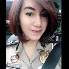Salah satu yang terkenal dan sangat memberikan kesan modis dan fashionabel adalah gaya rambut undercut. Model Rambut Pendek Polisi Wanita Atau Polwan Info Model Rambut