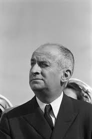 Im sommer 1964 drehte louis de funès innerhalb von nur vier monaten drei filme, die zu kinokassenknüllern wurden: The Actor Louis De Funes In The Film Le Petit Baineur Photographic Print For Sale