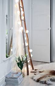 Stilfulla Satt Att Inreda Med Dekorationsstege Rum For Rum Ladder Decor Sovrum Diy Ljusslinga