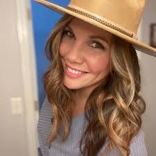 Heather Holt's Instagram, Twitter & Facebook