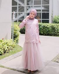 Inspirasi model baju pesta brokat simpel untuk hijaber yang ingin ke kondangan jadi bridesmaid. 10 Rekomendasi Model Baju Pesta Untuk Ibu Hamil Popmama Com
