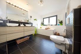 Badezimmer Modern Mit Doppelwaschbecken Badewanne Unter Fenster Fliesen Dunkel Einrichtung Ideen Fertighaus Parma Von Fertighauser Kubus Haus Bauhausstil