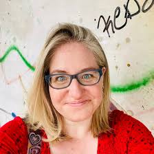 Elizabeth Bate's Instagram, Twitter & Facebook