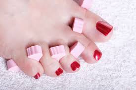 Haz tu selección entre imágenes premium sobre uñas pintadas de la más alta calidad. Primer Plano De Los Pies De Las Mujeres Con Las Unas Pintadas De Color Rojo Sin Preocupaciones La Podologia Fotos Retratos Imagenes Y Fotografia De Archivo Libres De Derecho Image 12063252