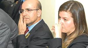 Şimşek duygulandı, eşini de ağlattı