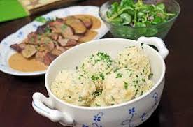 Reh Schaufele Mit Weck Knodel Wild Preiselbeeren Und Acker Salat Rehbraten Rezept Rehbraten Schaufele