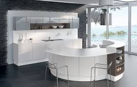 Dans Les Cuisines S Contemporaines Le Blanc Va Avec Tout Pour Cette Cuisine De Chez Perene On Trouve A La Fois Cuisines Design Ilot Cuisine Cuisine Moderne