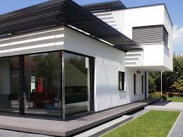 Fertig Verlegte Wpc Terrasse Mit Dielen Von Mydeck Die Dunkelgraue Wpc Terrasse Scheint Leicht Uber Dem Bode Terrassengestaltung Terrasse Uberdachte Terrasse