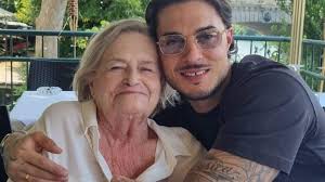 Carlo Costanzia rinde homenaje a su abuela, y esta es la reacción de Terelu Campos y Mar Flores