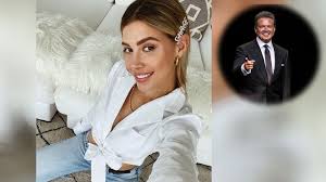 Luis miguel recibe una rosa de manos de su hija michelle y a recibe con un tierno beso. Michelle Salas Hablo De La Felicitacion A Su Papa Luis Miguel