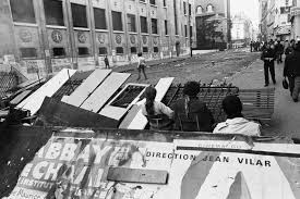 Le mouvement du 22 mars est né. En 1968 La Revolution A Coups De Paves Secoue Paris