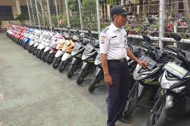 Kepala sekolah sebagai pendidik (educator). Tak Biasa Satpam Sekolah Ini Susun Rapi Motor Siswa Sesuai Warna