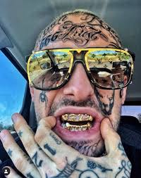 Il rapper 1727, meglio conosciuto come fratellì, è stato arrestato con l'accusa gravissima di maltrattamenti verso la compagna giorgia roma. Hvjerpln2dwazm