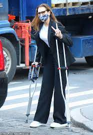 Brooke Shields Says She S A Fighter As She Discusses Overcoming A Broken Femur And Complications Daily Mail Online