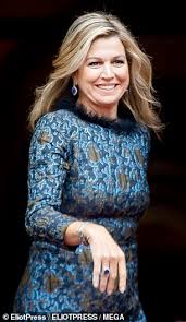 Nuestra selección cuenta con las mejores sacos,cortes y estilos para que tengas una amplia selección Queen Maxima Of The Netherlands Dazzles In Statement Earrings Outside Royal Palace In Amsterdam Daily Mail Online