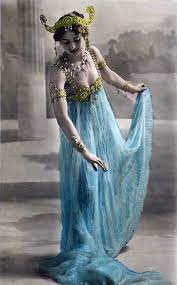 The musical is centered on her fictional affair with a french intelligence officer who plays a major role in her arrest. Datei Mata Hari 3 Jpg Wikipedia