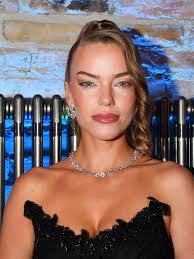 Laura Mutter's Instagram, Twitter & Facebook