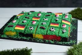 Check spelling or type a new query. Bunter Fussballfeld Kuchen Sallys Blog
