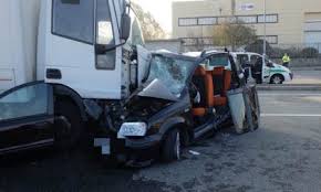 Come riferiscono i media locali, sono tre i mezzi rimasti coinvolti: Incidente Mortale In Strada Della Cebrosa Prima Torino