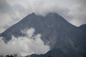 Warga keluar rumah karena mendengar suara gemuruh dan getaran saat terjadi serupsi. Ini Penjelasan Bpptkg Soal Suara Gemuruh Yang Didengar Warga Merapi