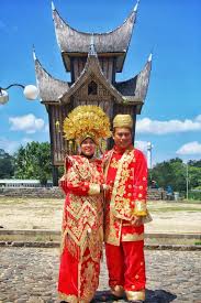 Baju bodo iaitu pakaian tradisional bugis menjadi kebanggaan masyarakat berasal dari isyak. Bergaya Dengan Pakaian Tradisional Melayu
