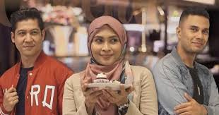 Bagaimanapun disebaik kejayaan itu, fikry yang popular menerusi telefilem cekelat semanis honey dikatakan bakal kurang mengambil peran dalam projek drama email protected dan mahu memberi fokus kepada perniagaan baharunya selain bakal menjadi peneraju untuk satu projek filem bersama pelakon berbakat besar nabila huda. Miss Banu Story Sinopsis Drama Cekelat Honey Astro Citra