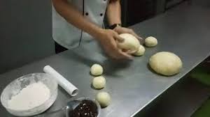 Dilengkapi sate kerang biar tambah lahap. Roti Buaya Wikivisually