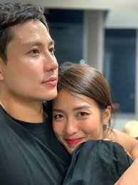 Thanh Sơn nắm chặt tay, hôn Khả Ngân nghi vấn 'phim giả tình thật'