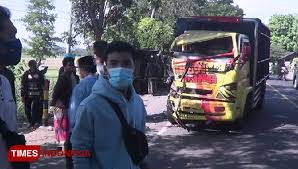 Kirim cv dan lamaran lengkap ke email : Truk Zig Zag Hantam Truk Di Jalur Pantura Probolinggo Sopir Terjepit Times Indonesia