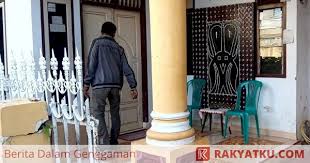 Hal serupa juga diungkapkan kerabat harun masiku, daniel tonapa masiku. Harun Masiku Buronan Kpk Lahir Dari Keluarga Hukum Ayahnya Mantan Hakim