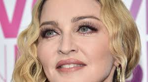 Gli uomini si agitano, si accusano l'uno con l'altro e non trovano pace; Mit Narbenfoto Madonna Bezeichnet Sich Als Uberlebende Promiflash De