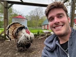 It's with great honour and joy that I introduce you all to Amadeus, our new  head of security and reigning “Most Handsome Bird in the World”. He's  perfect. 🤗