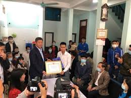 Mẹ của anh nguyễn ngọc mạnh (người cứu sống bé gái 3 tuổi rơi từ tầng 12) vẫn chưa hết bất ngờ sau khi con mình làm được việc tốt. Hqcqq5eqpnmhem