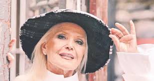 Elimde tepsi vardı ve banyoya birşey almak için girdiğimde ayağım kaydı. Gonul Yazar Home Facebook