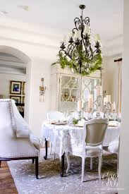 The dining room also needs to be uniquely designed with a christmas theme and ornaments. Elegant White And Gold Christmas Dining Room And Table Scape