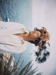 Harry Styles Flower Hat Golden Bts Harry Styles Wallpaper Harry Styles Photos Harry Styles Pictures