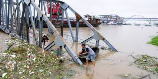 Chinese authorities are rushing to rescue 21 miners trapped at the xinjiang coalmine in hutubi county, in the west of china, after the mine flooded over the weekend. Inondations En Chine 128 Morts Et Disparus 1 3 Million De Deplaces Le Point