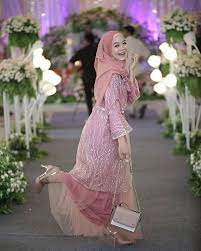 Pin Di Gaun Pesta Muslimah Modern