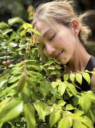 Em gái Tăng Thanh Hà sống giản dị với niềm vui trong khu vườn ở Mỹ, khoe  loài hoa chỉ nở về đêm