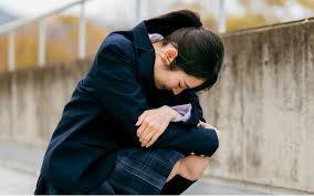 電話をしながら自慰をさせられ…」野外で自慰行為強要、わいせつ動画撮影…氷点下の旭川で凍死した中2女子への“壮絶イジメ” | 文春オンライン