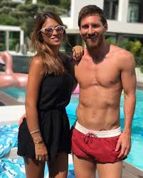Her skin is white toned, has dark brown hair and brown eyes. Pin On Messi