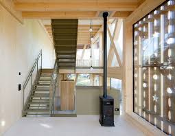 Die Bewohnbare Scheune Von Innen Split Level Architektur Im Holzbau Mit Eigens Fur Die Scheune Entworfener Stahltrepp Architekt Haus Modernisieren Architektur