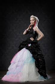 Bunte bestickte brautkleider, seide brautkleid, blume brautkleid, offene schulter brautkleider, romantische hochzeitskleid. Besondere Brautkleider Und Extravagante Brautmode Extravagante Brautmode Ausgefallene Hochzeitsanzuge Gehrocke