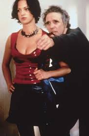 New rose hotel hat nur einen handlungsstrang, mit dem abel ferrara aber gekonnt spielt. New Rose Hotel 1998