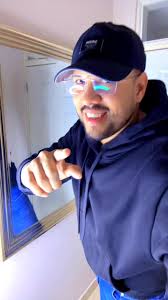 UNE TV reconoce la labor exitosa de Jorge Estrada en el dia del periodista  hondureño. Excelente !!