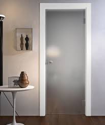 Una porta in vetro garantisce luminosità e si può inoltre personalizzare nelle dimensioni, nel colore e nei decori. Porta Miraquadra 1tv